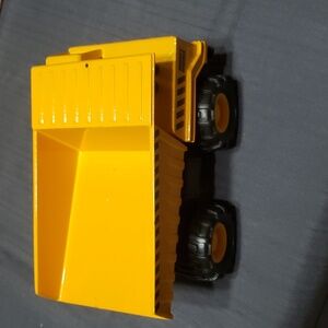 Vintage 1998 Soma Mighty Wheels 7 Inch Long Dump Truck Cast Metal